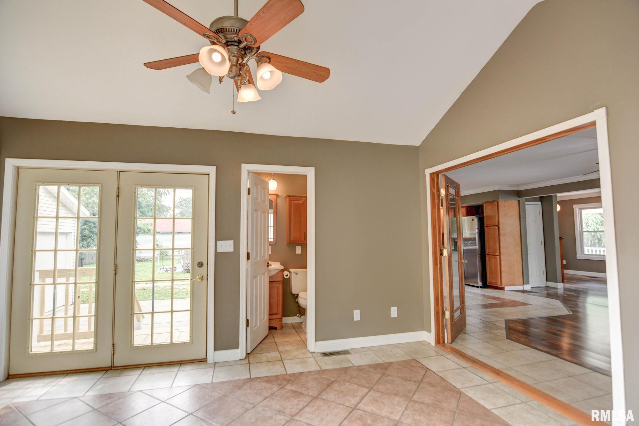 909 E Ash Street, Taylorville, Illinois image 21