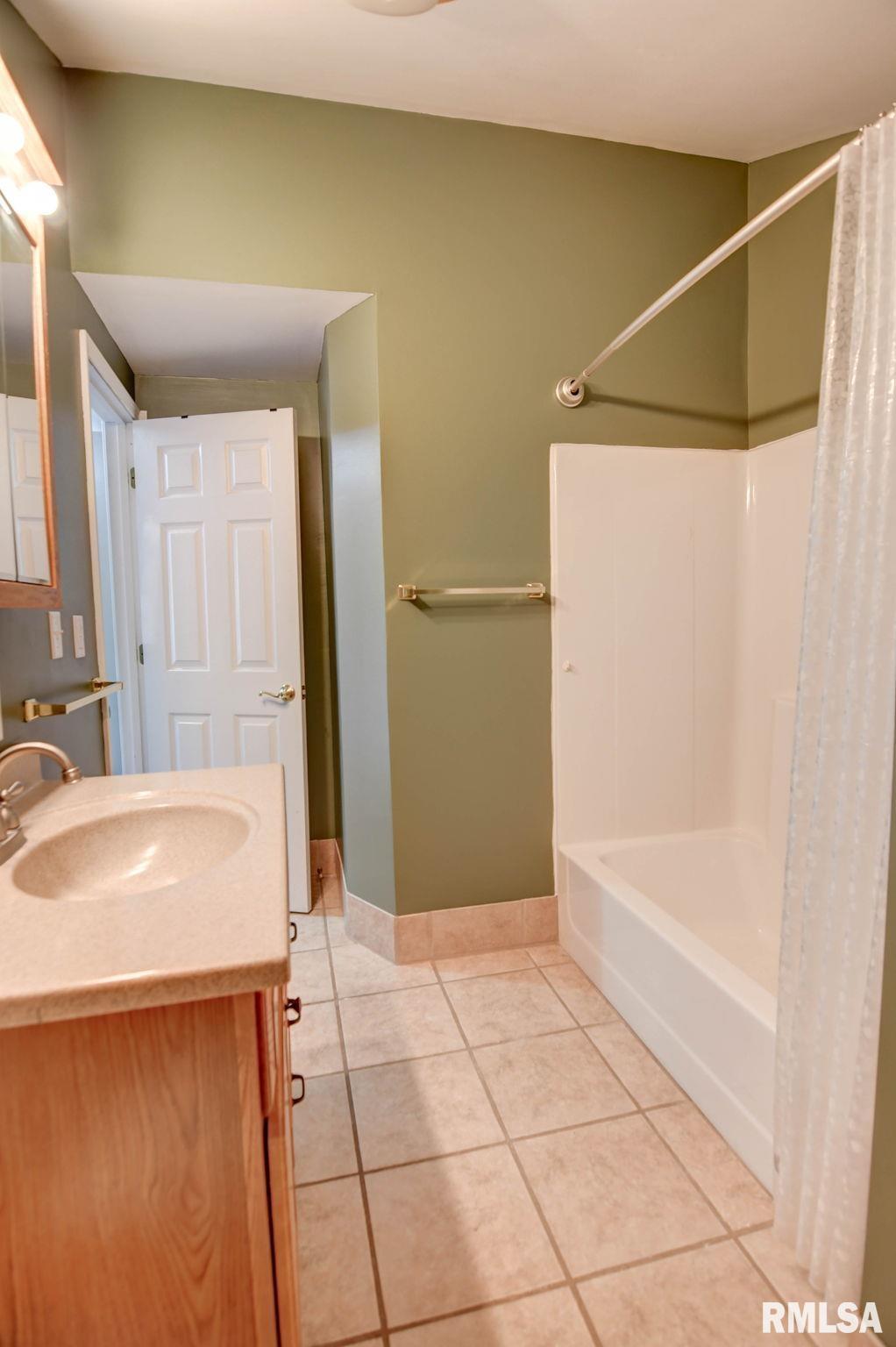 909 E Ash Street, Taylorville, Illinois image 35