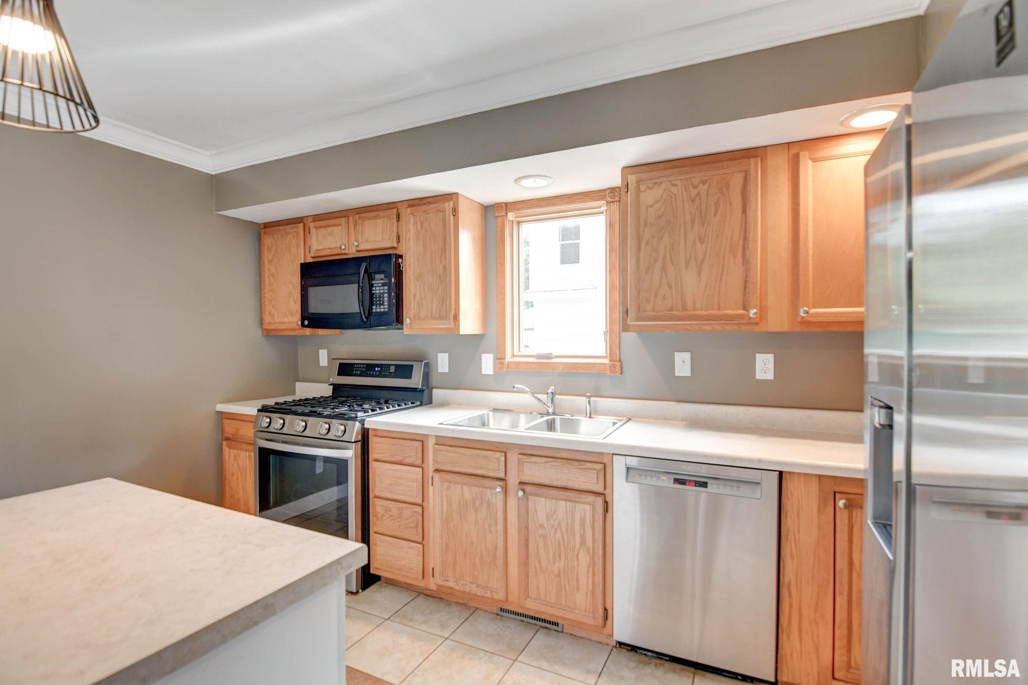 909 E Ash Street, Taylorville, Illinois image 10