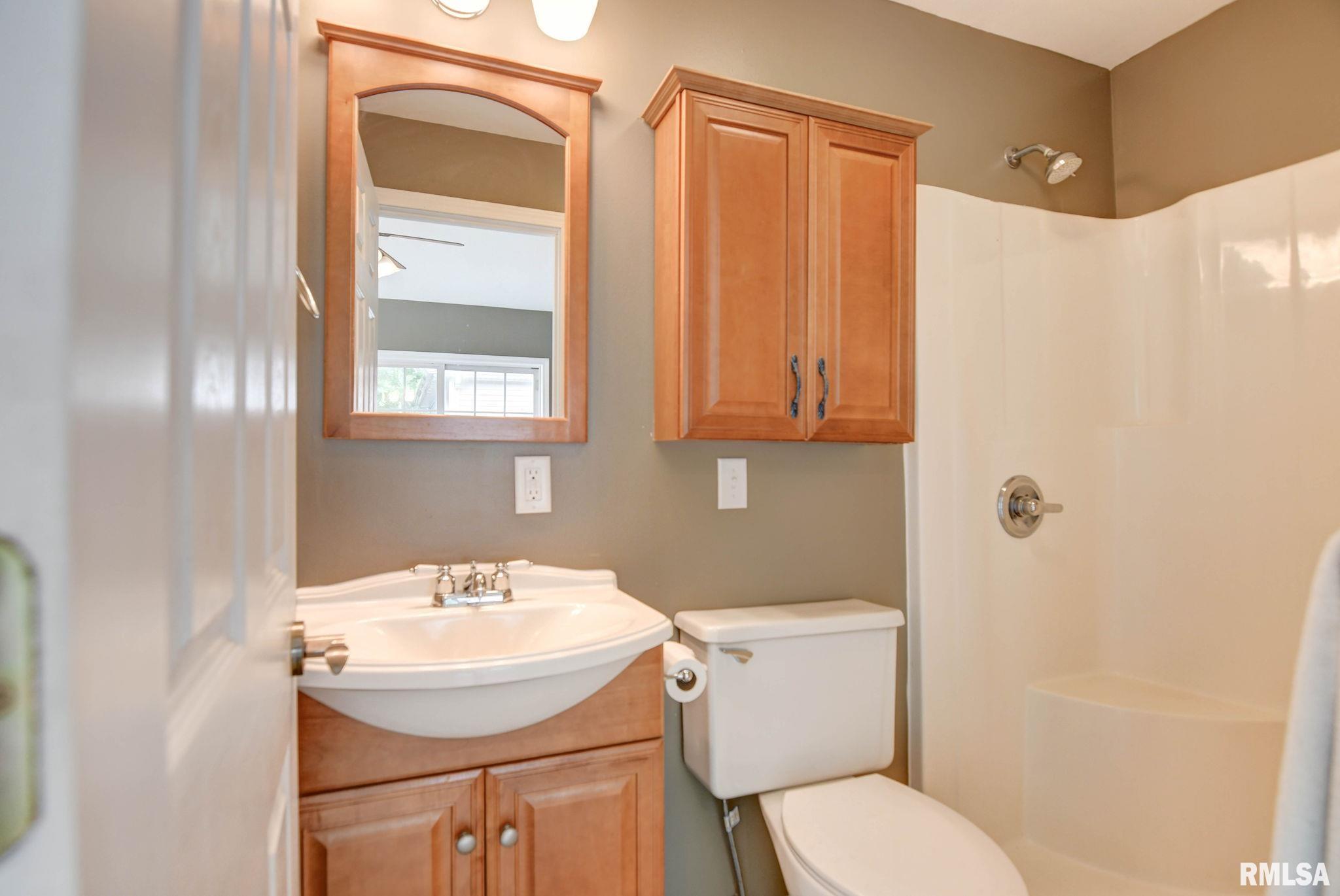 909 E Ash Street, Taylorville, Illinois image 24