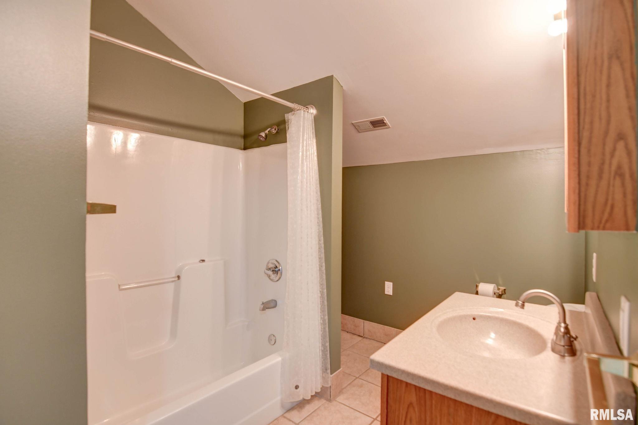 909 E Ash Street, Taylorville, Illinois image 32