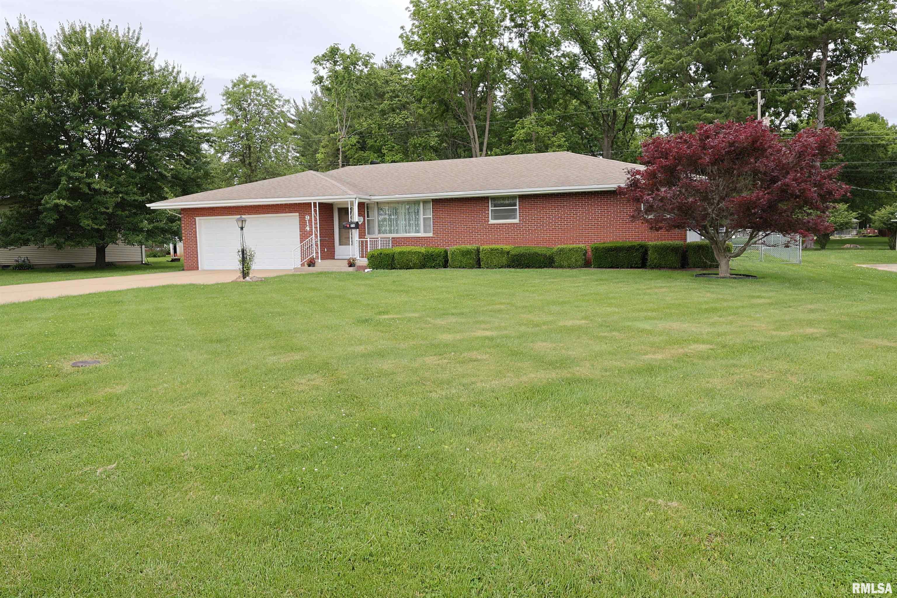 914 Meadow Lane, Salem, Illinois image 2