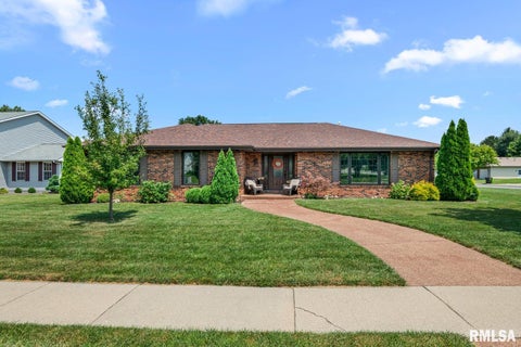 Homes For Sale - 2 Ventura Court<br/> Jacksonville, IL 62650