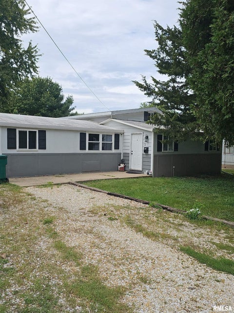 Homes For Sale - 72 N Cedar Street<br/> Farmington, IL 61531