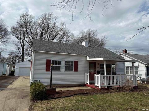 Homes For Sale - 929 Goltra Avenue<br/> Jacksonville, IL 62650