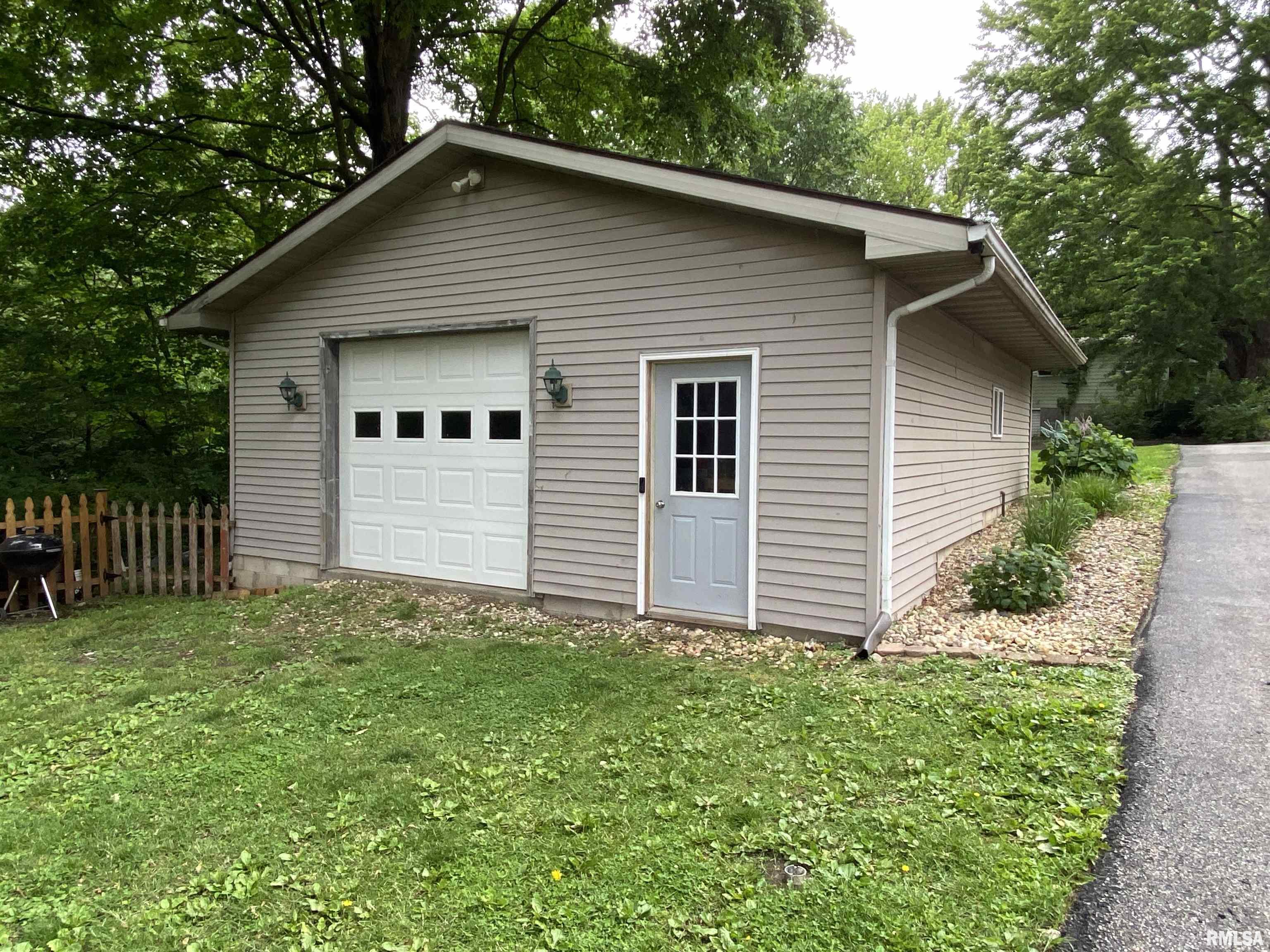 490 W Pine Street, Canton, Illinois image 25
