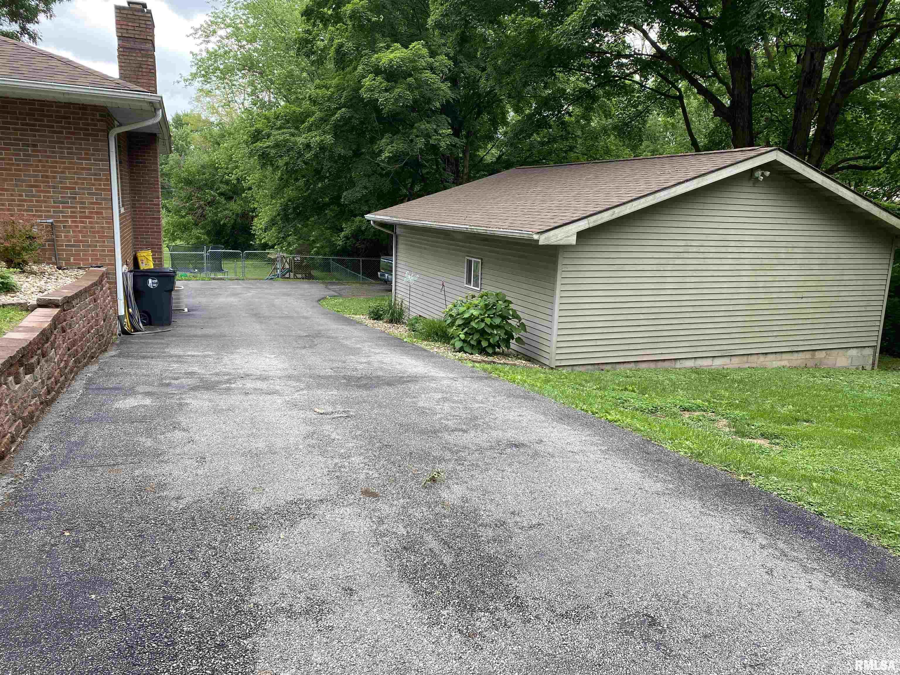 490 W Pine Street, Canton, Illinois image 24