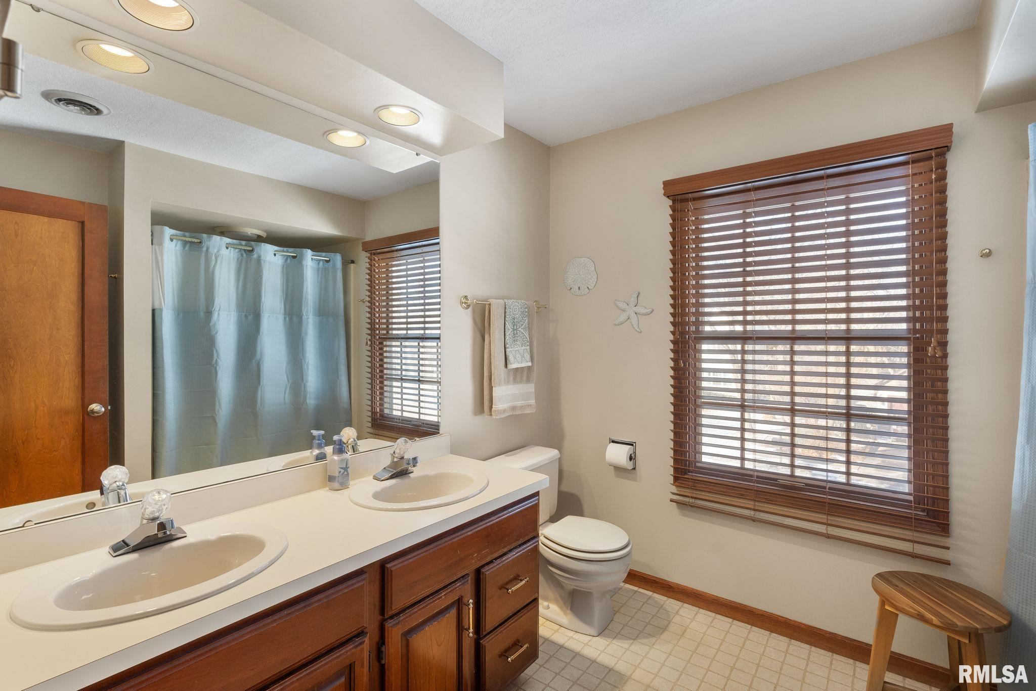 5445 Charter Oaks Drive, Bettendorf, Iowa image 32