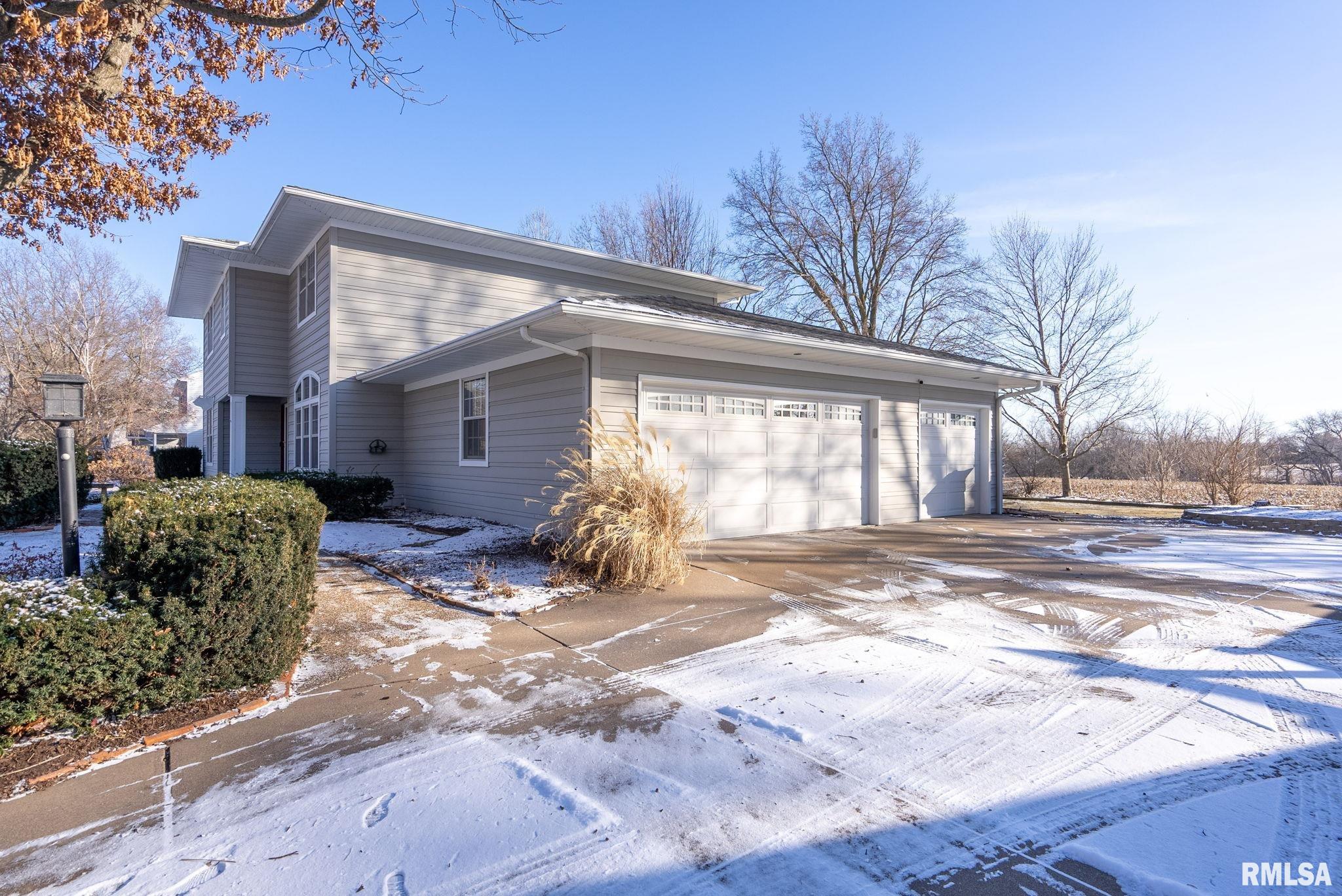 5445 Charter Oaks Drive, Bettendorf, Iowa image 2