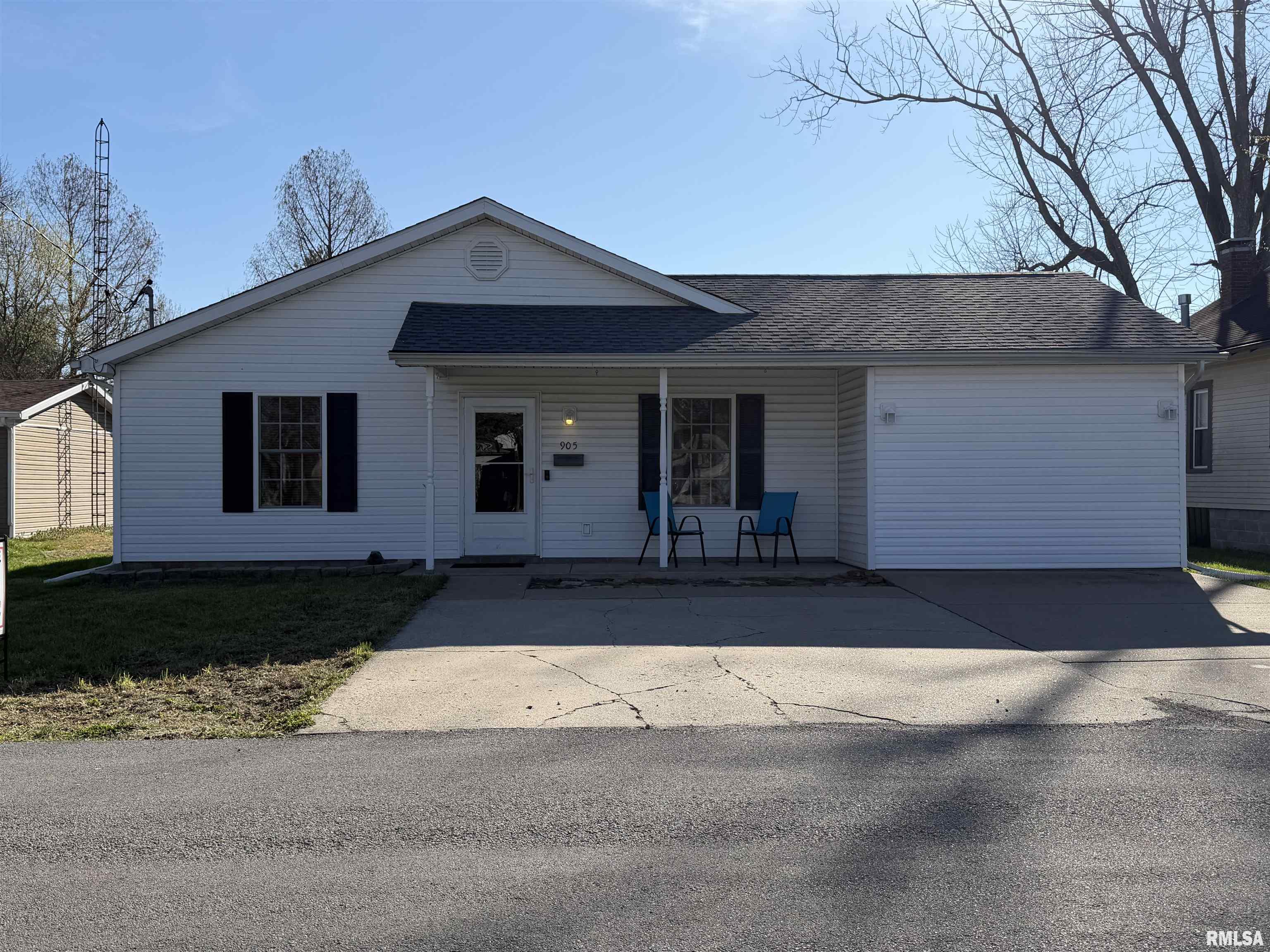 Photo 1 of 45 — 905 N GRANITE Street, Marion, IL 62959