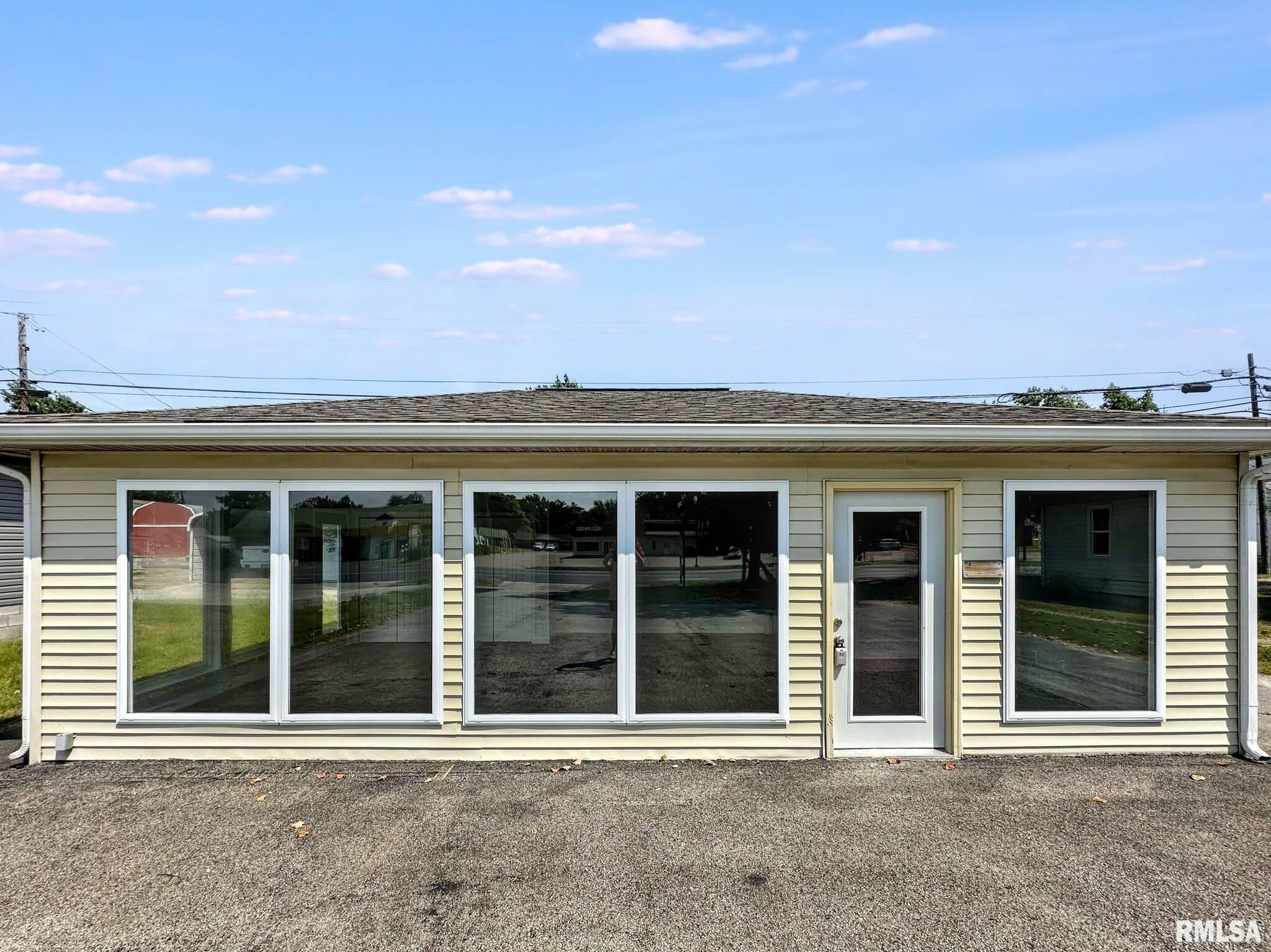 Photo 1 of 14 — 1112 S PARK Avenue, Herrin, IL 62948