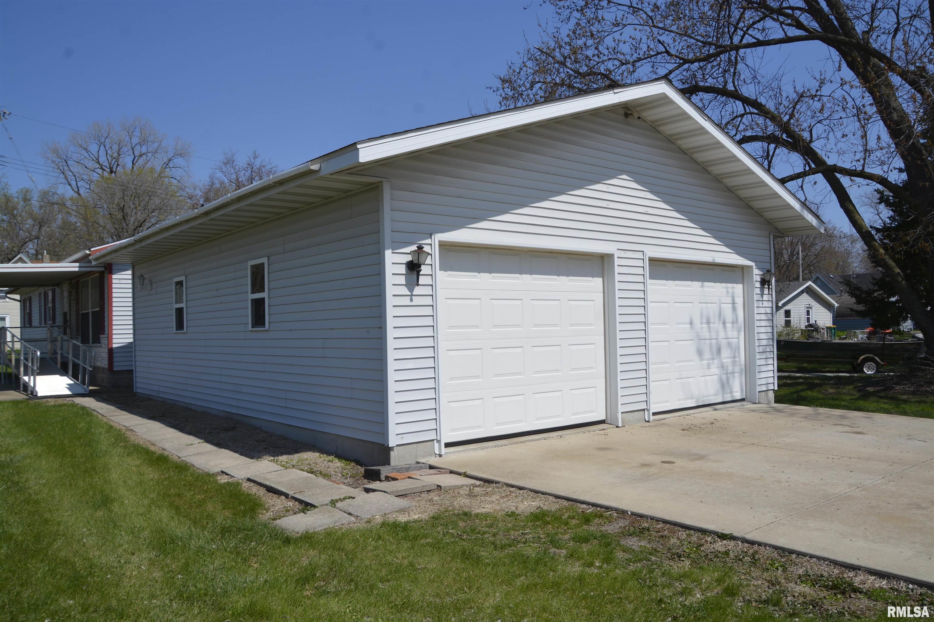 407 S Ward Street, Macomb, Illinois image 2