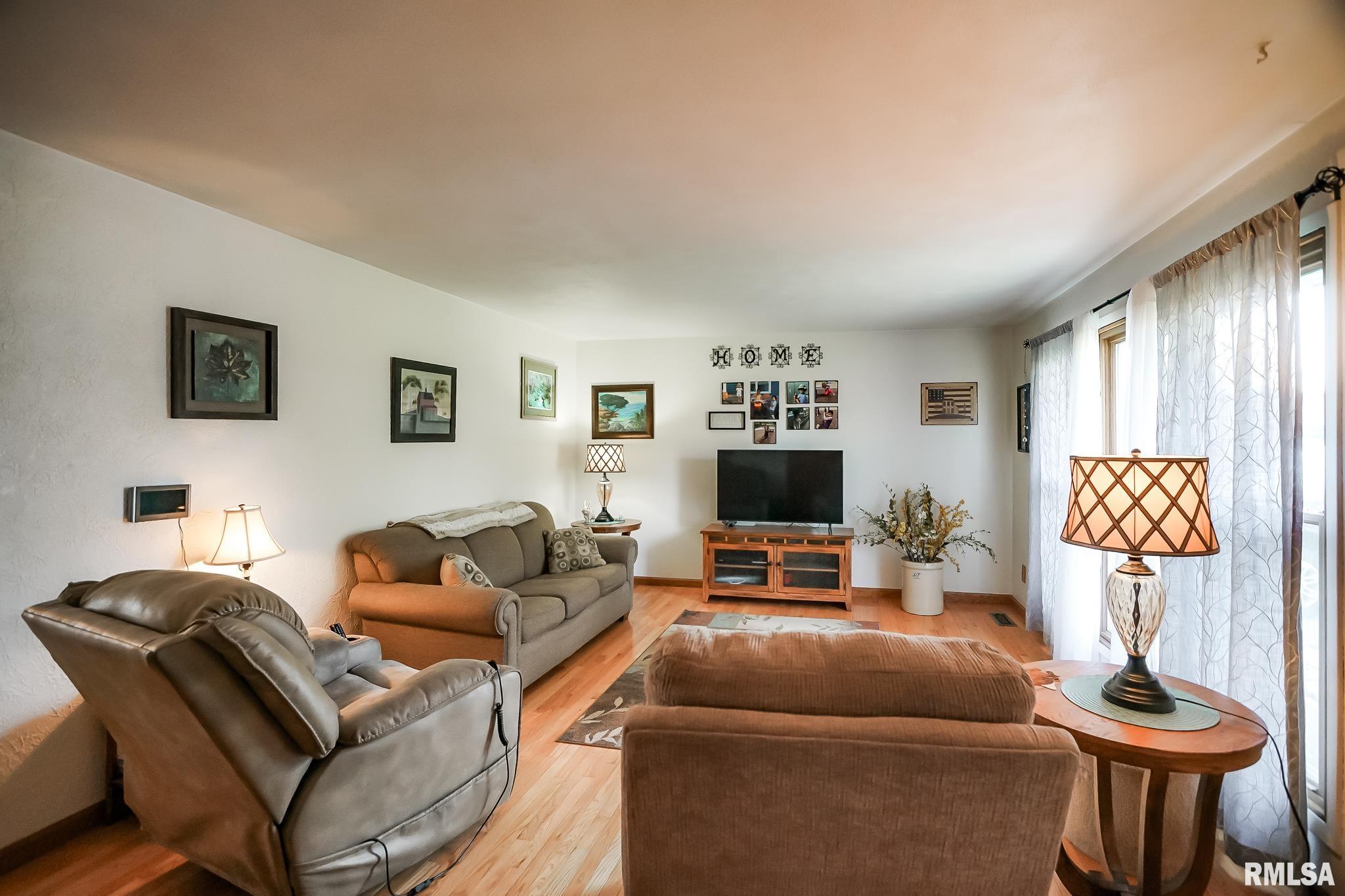 7449 Myrtle Street, Manito, Illinois image 2