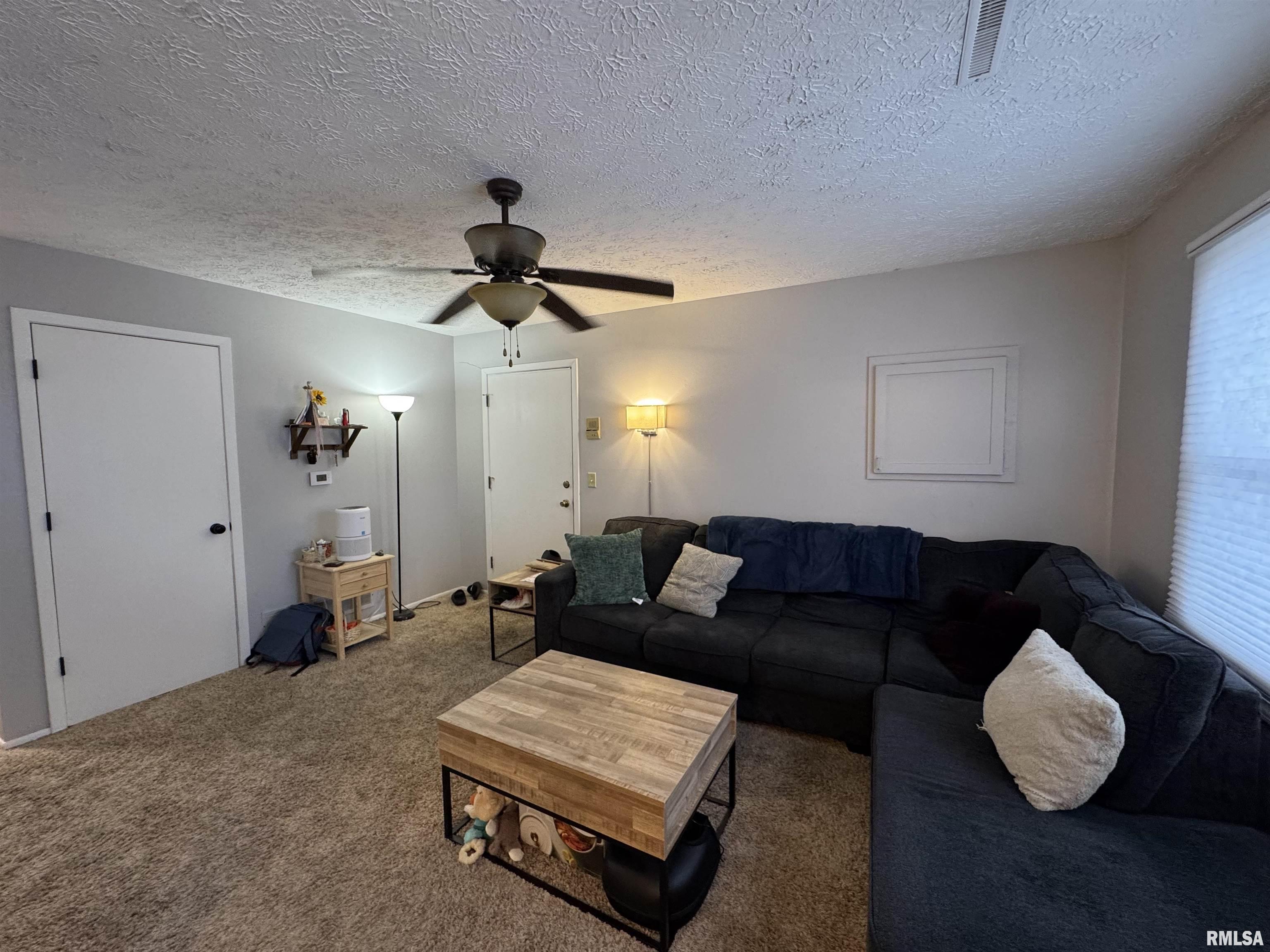 2035 E 38th Place, Davenport, Iowa image 3