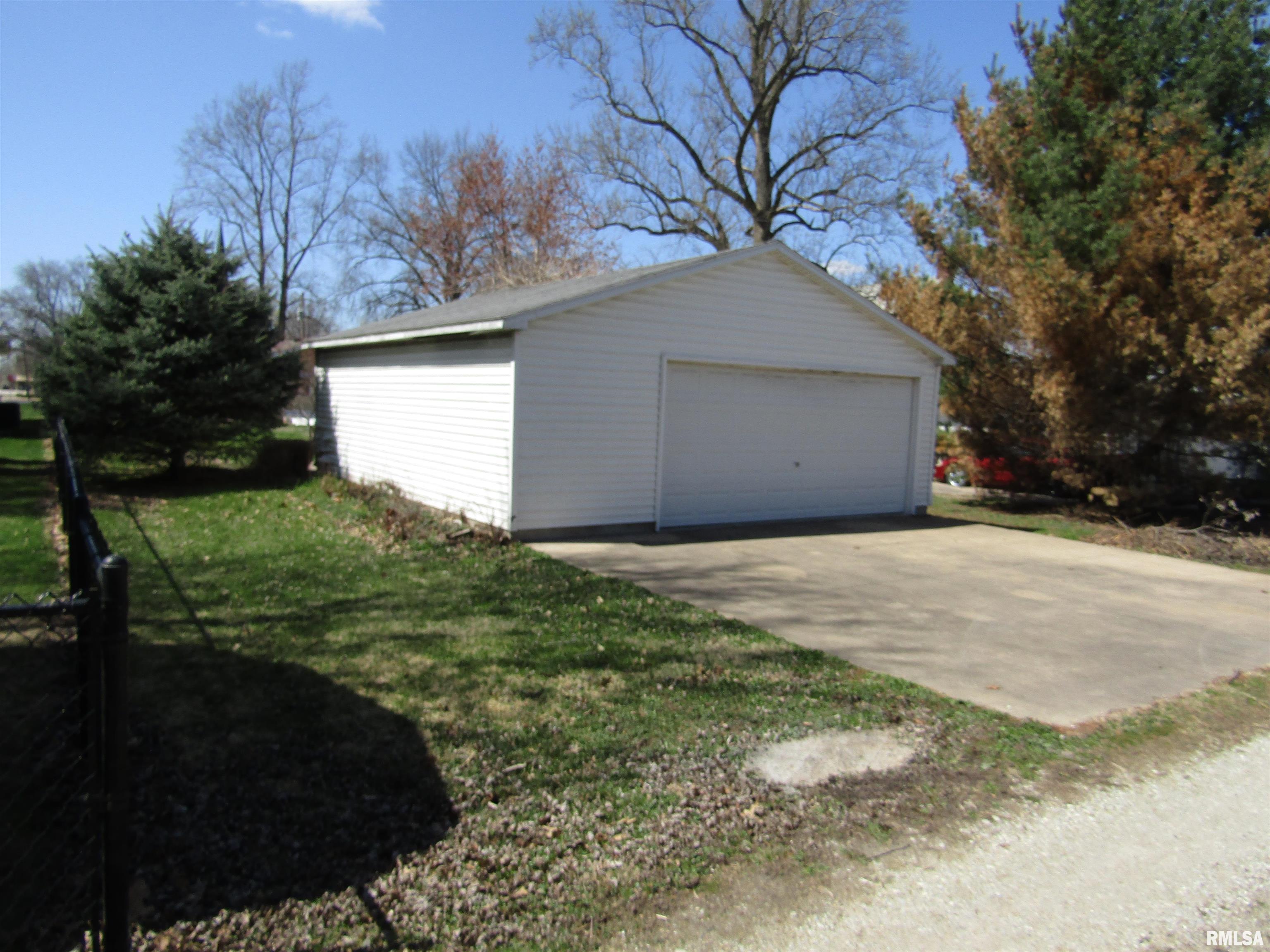 103 N Illinois Street, Lewistown, Illinois image 44