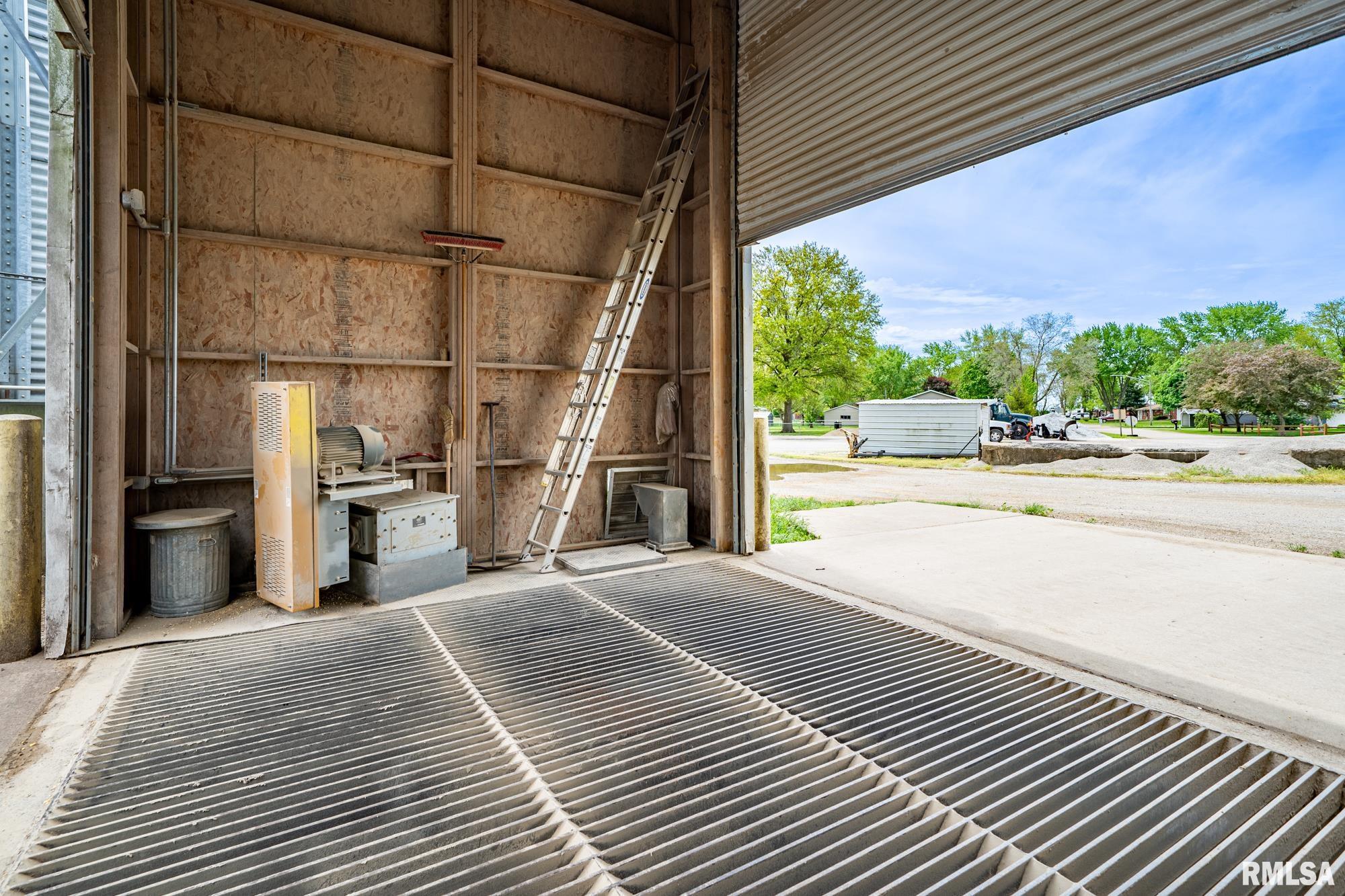 300 S Broadway Street, Manito, Illinois image 11