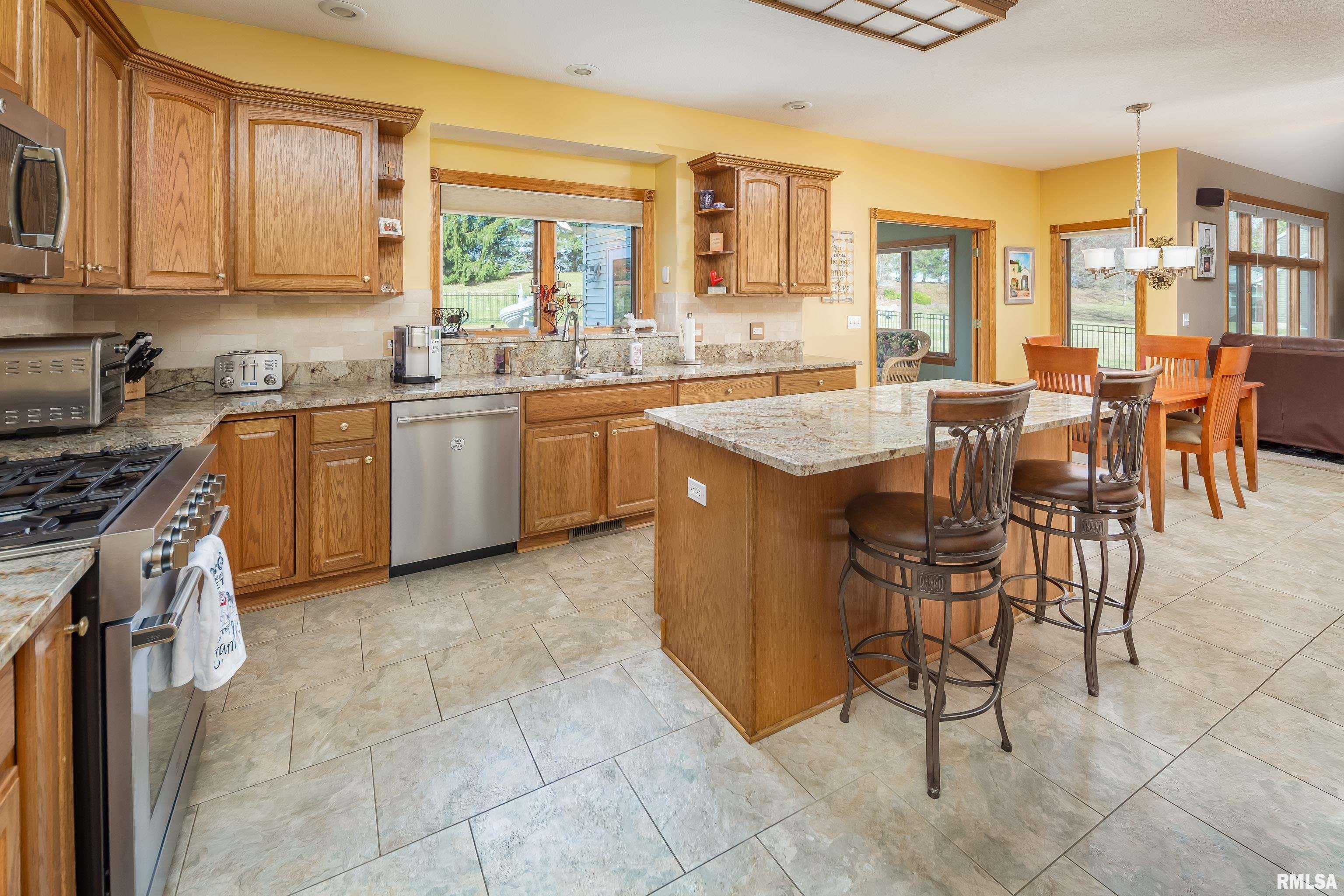4934 Foxborough Court, Bettendorf, Iowa image 11