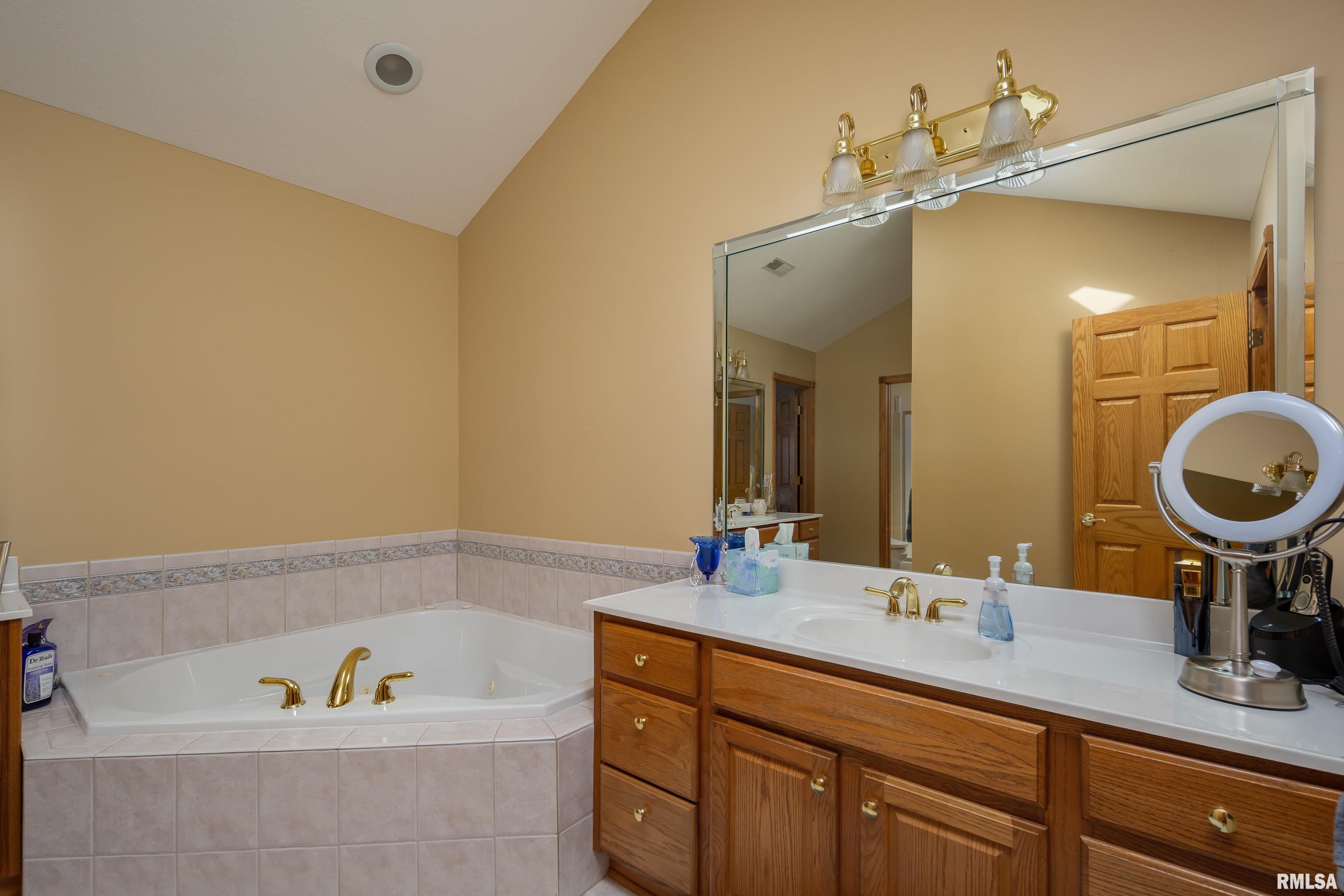 4934 Foxborough Court, Bettendorf, Iowa image 21