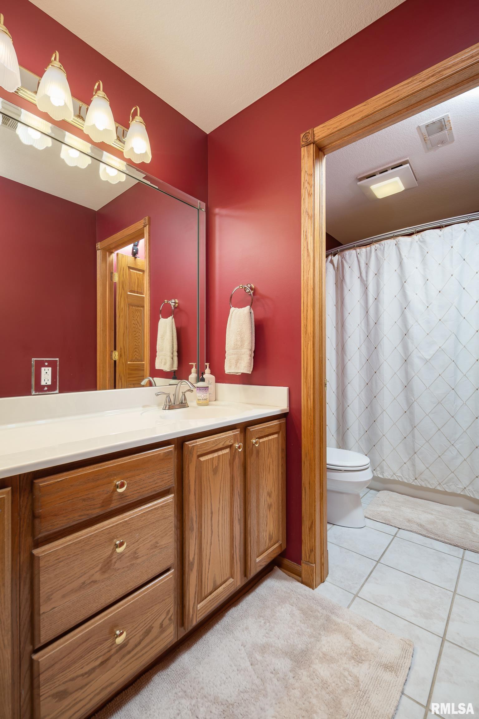 4934 Foxborough Court, Bettendorf, Iowa image 28