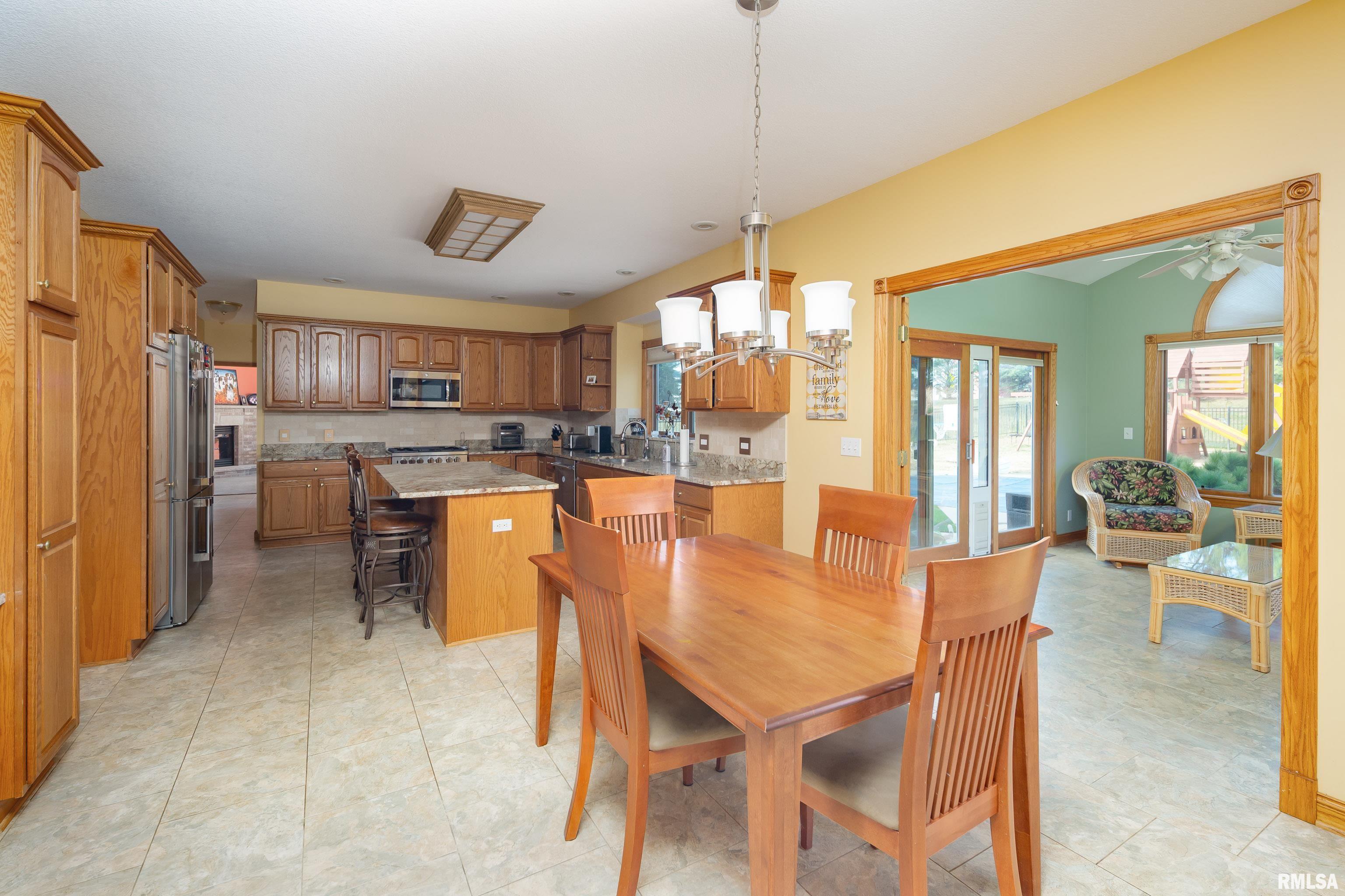 4934 Foxborough Court, Bettendorf, Iowa image 8