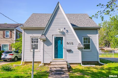 Photo of 915 W LOUCKS Avenue, Peoria, IL 61604 (MLS # PA1265836)