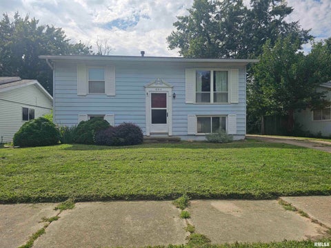 Homes For Sale - 6011 N Idlewhile Drive<br/> Peoria, IL 61615