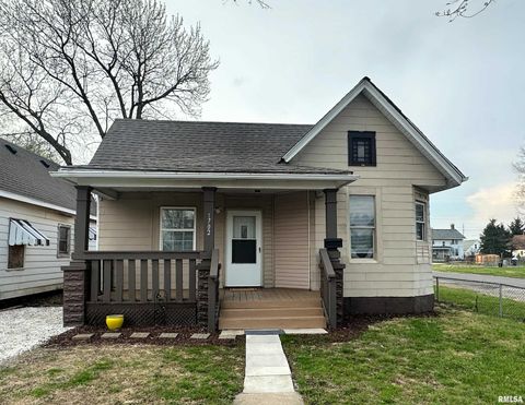 Photo of 1702 E CARPENTER Street, Springfield, IL 62702 (MLS # CA1042801)