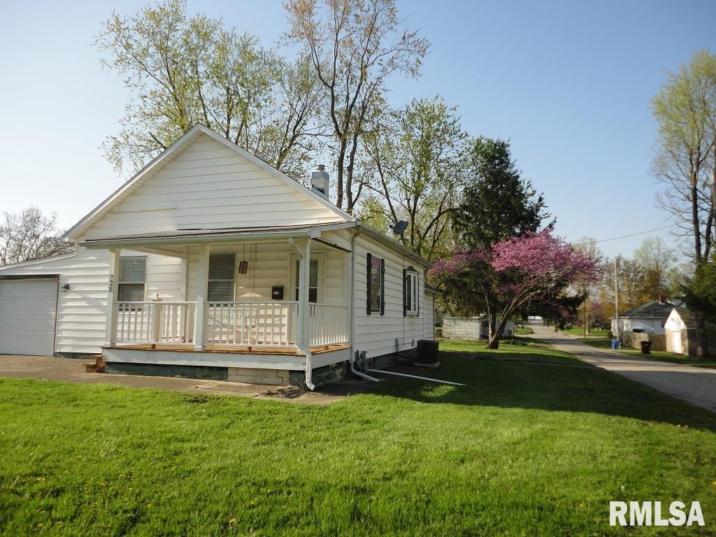 725 E Thompson Street, Taylorville, Illinois image 1