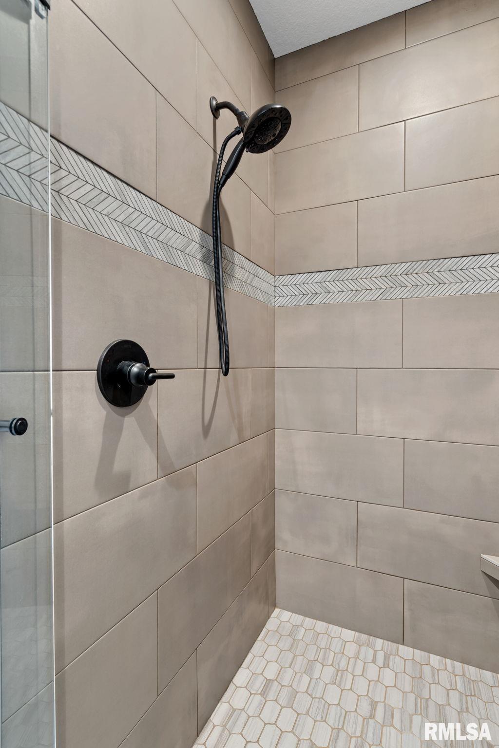 5816 Willmeyer Drive, Bettendorf, Iowa image 25