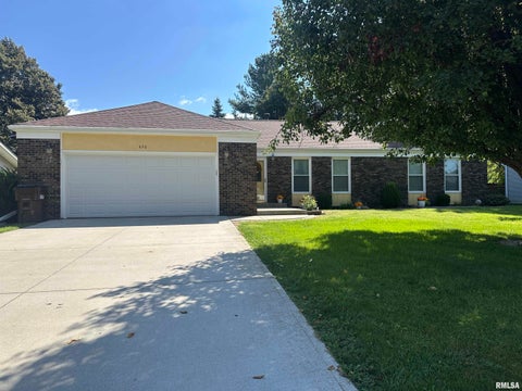 Homes For Sale - 620 Blackhills Drive<br/> Christian County, Taylorville, IL 62568