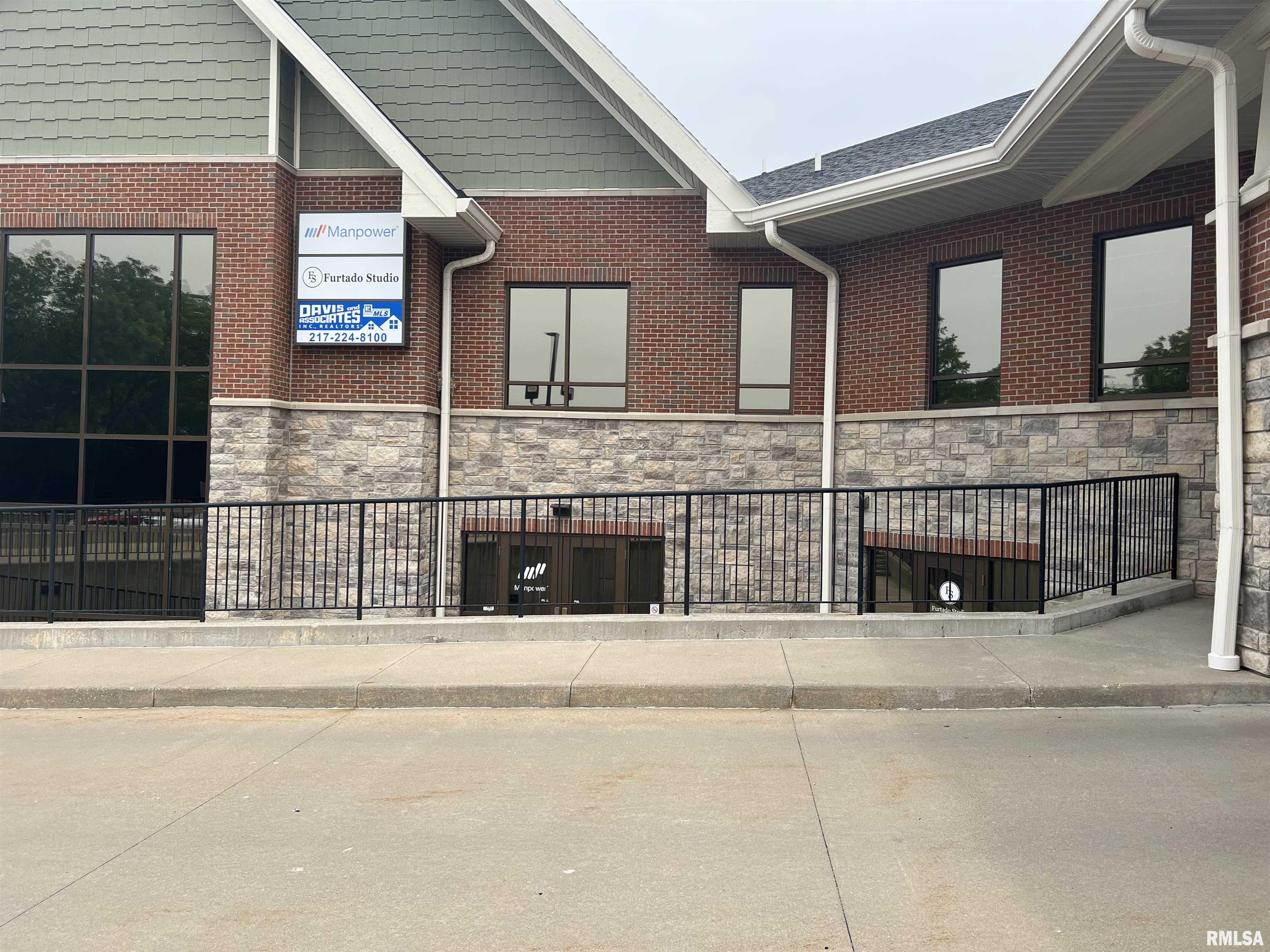 Photo 1 of 4 — 3215 Maine Street B, Quincy, IL 62301
