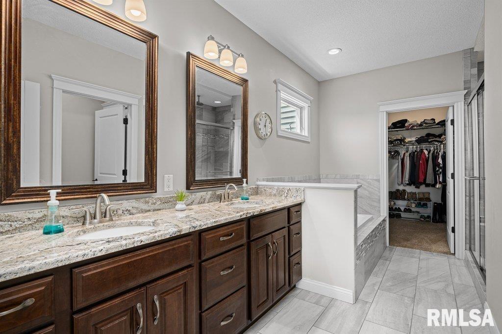 4877 Mason Run, Bettendorf, Iowa image 22