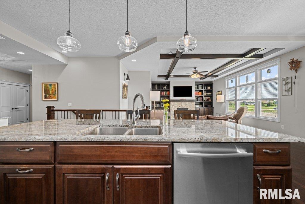 4877 Mason Run, Bettendorf, Iowa image 14