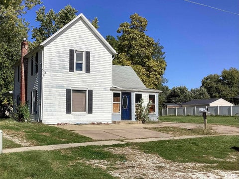 Homes For Sale - 635 W Fort Street<br/> Farmington, IL 61531