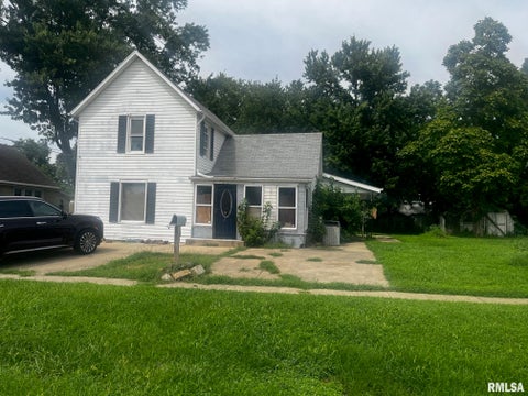 Homes For Sale - 635 W Fort Street<br/> Farmington, IL 61531