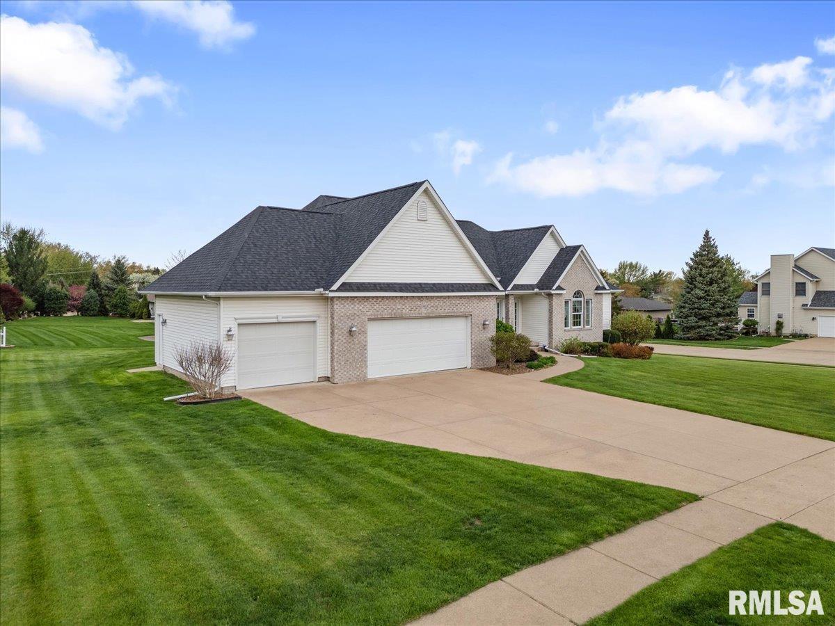 2017 E 47th Street, Davenport, Iowa image 2