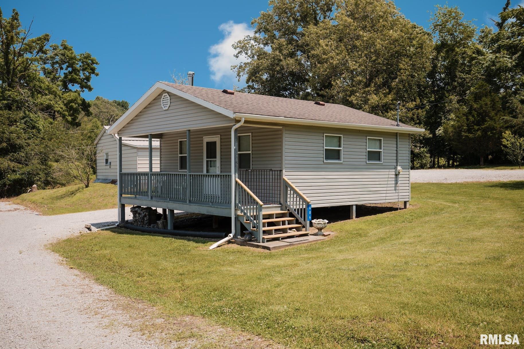 606 W Law Street, Orient, Illinois image 2