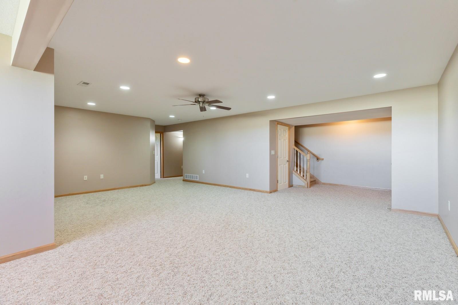 5421 Northwest Circle, Davenport, Iowa image 19