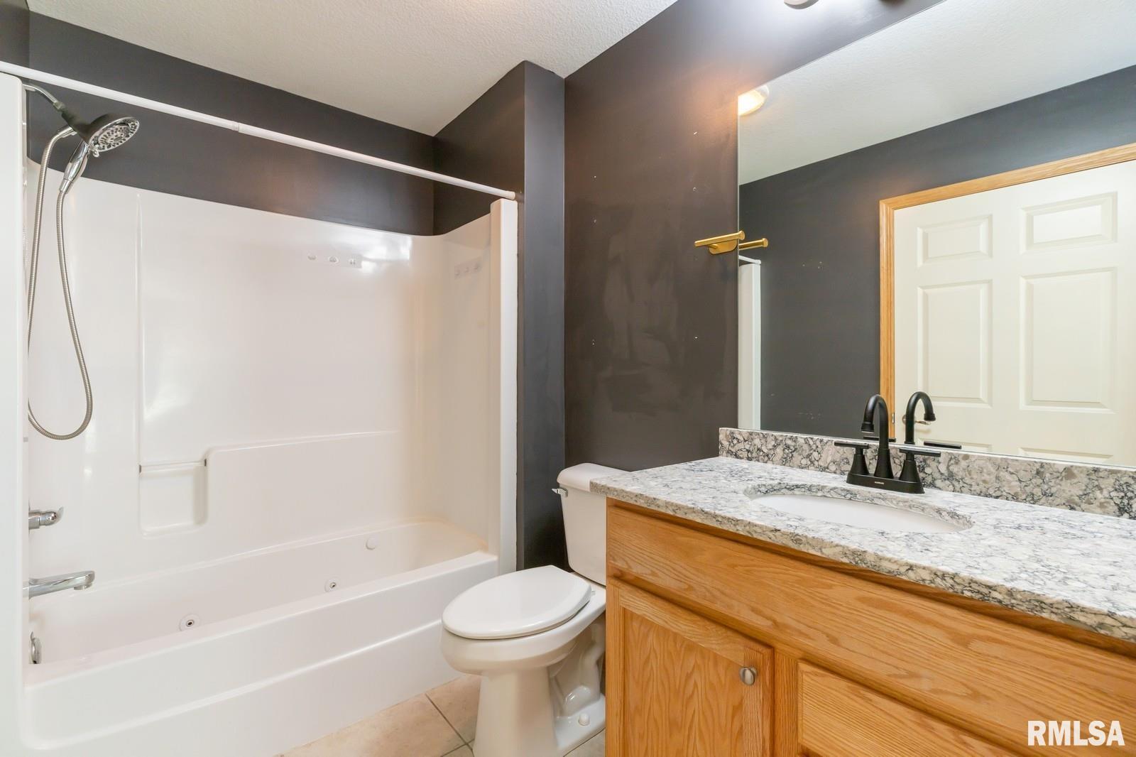 5421 Northwest Circle, Davenport, Iowa image 16