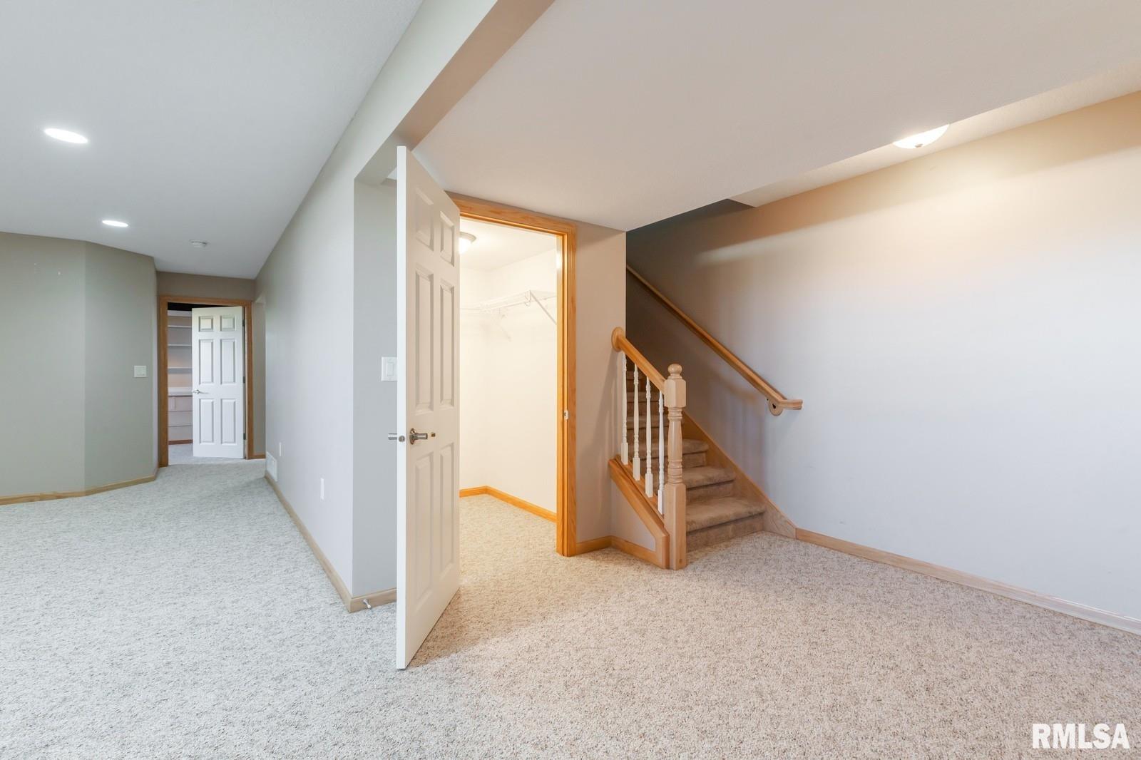 5421 Northwest Circle, Davenport, Iowa image 17