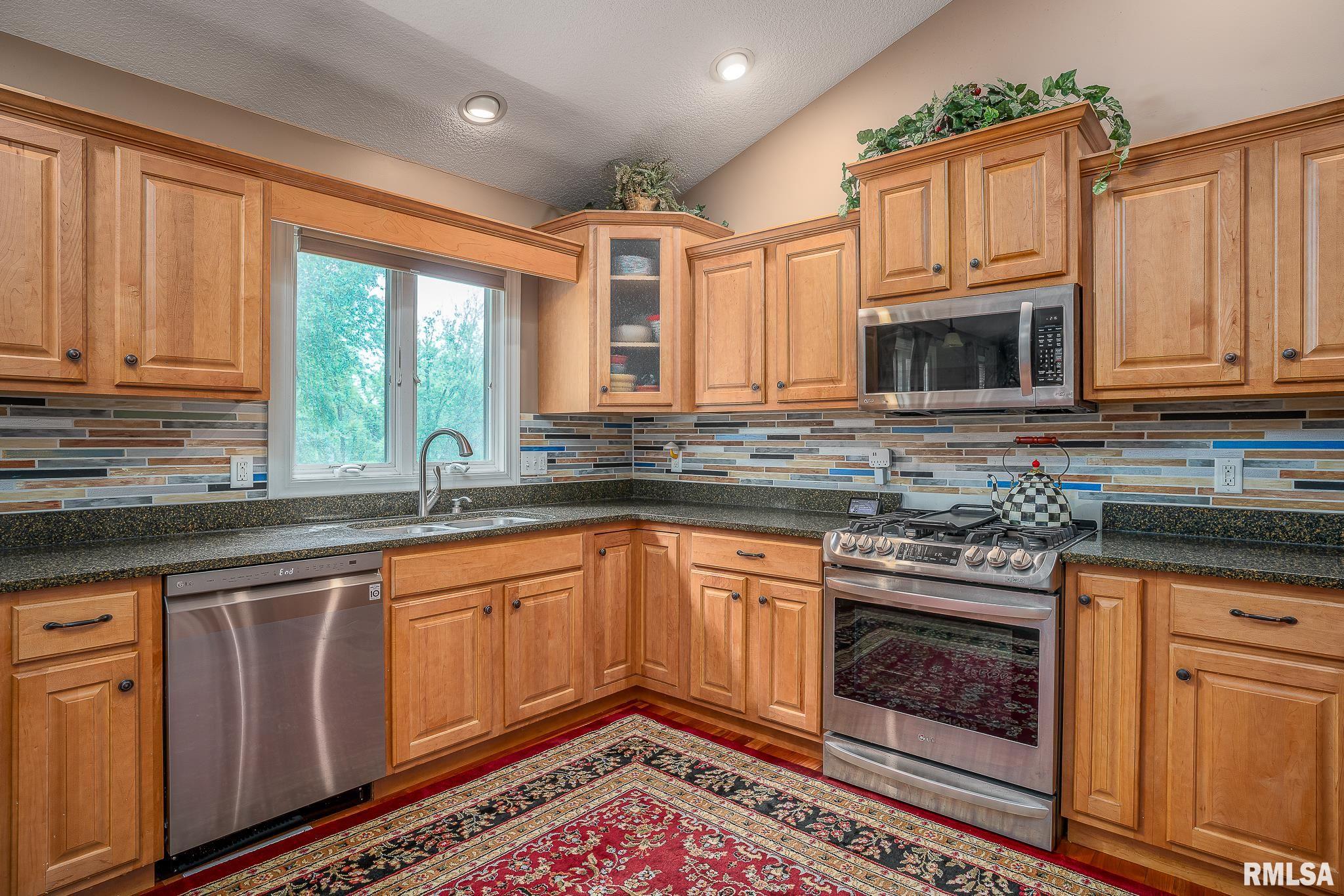 1004 Wild West Drive, Le Claire, Iowa image 9