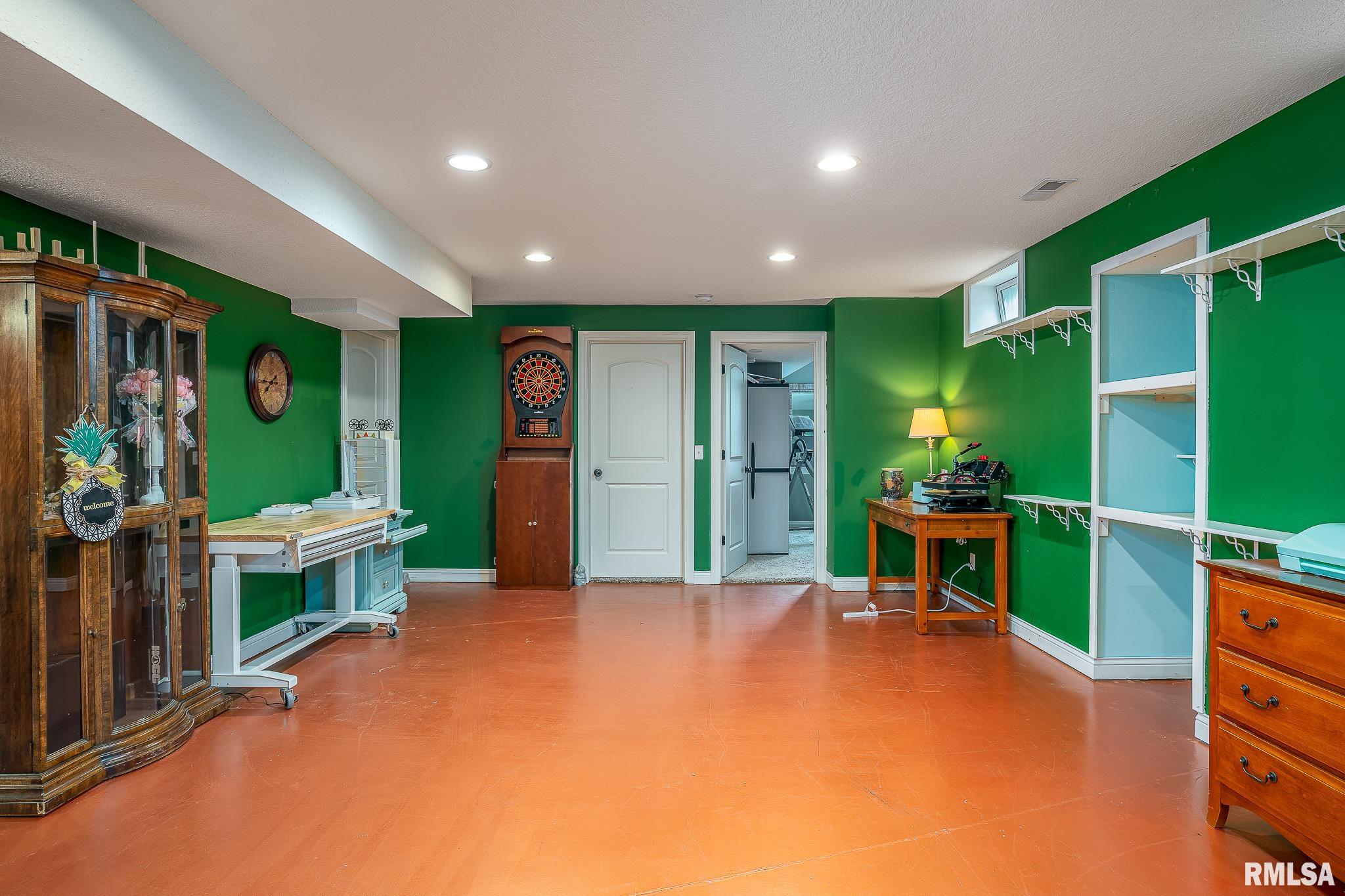 1004 Wild West Drive, Le Claire, Iowa image 19