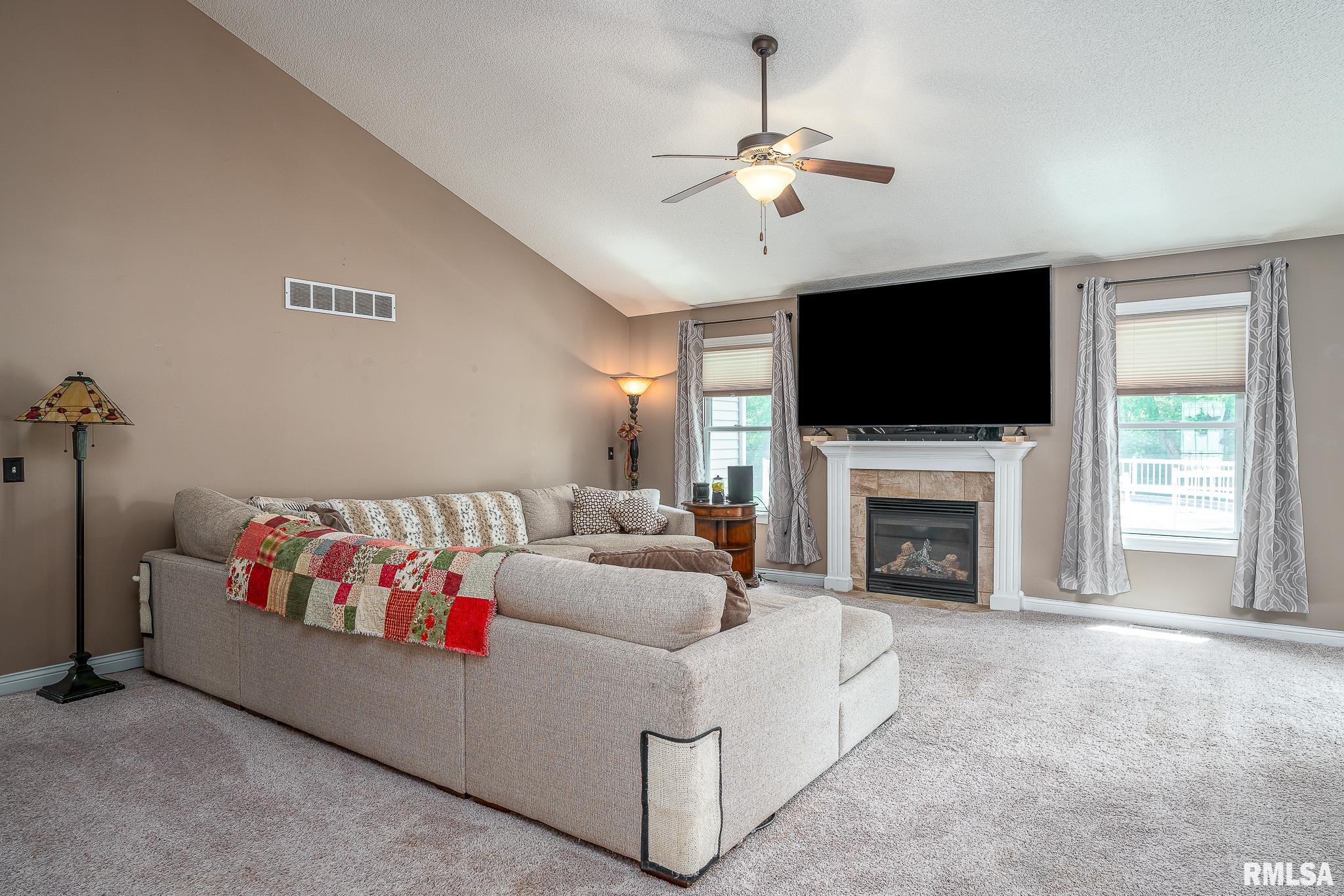 1004 Wild West Drive, Le Claire, Iowa image 5