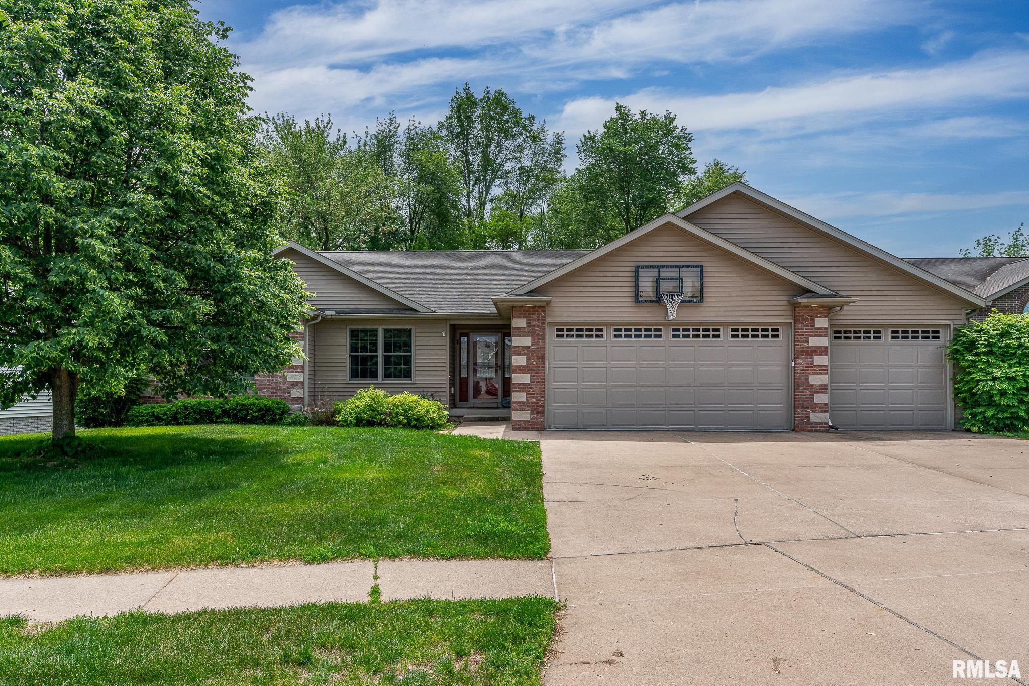1004 Wild West Drive, Le Claire, Iowa image 2