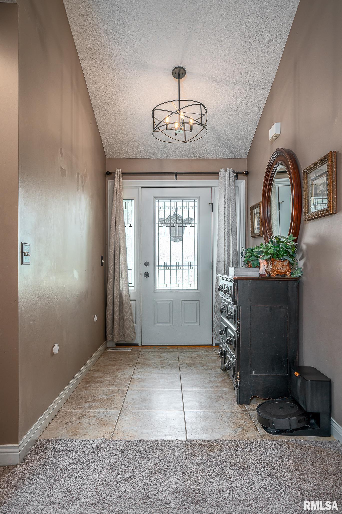 1004 Wild West Drive, Le Claire, Iowa image 4