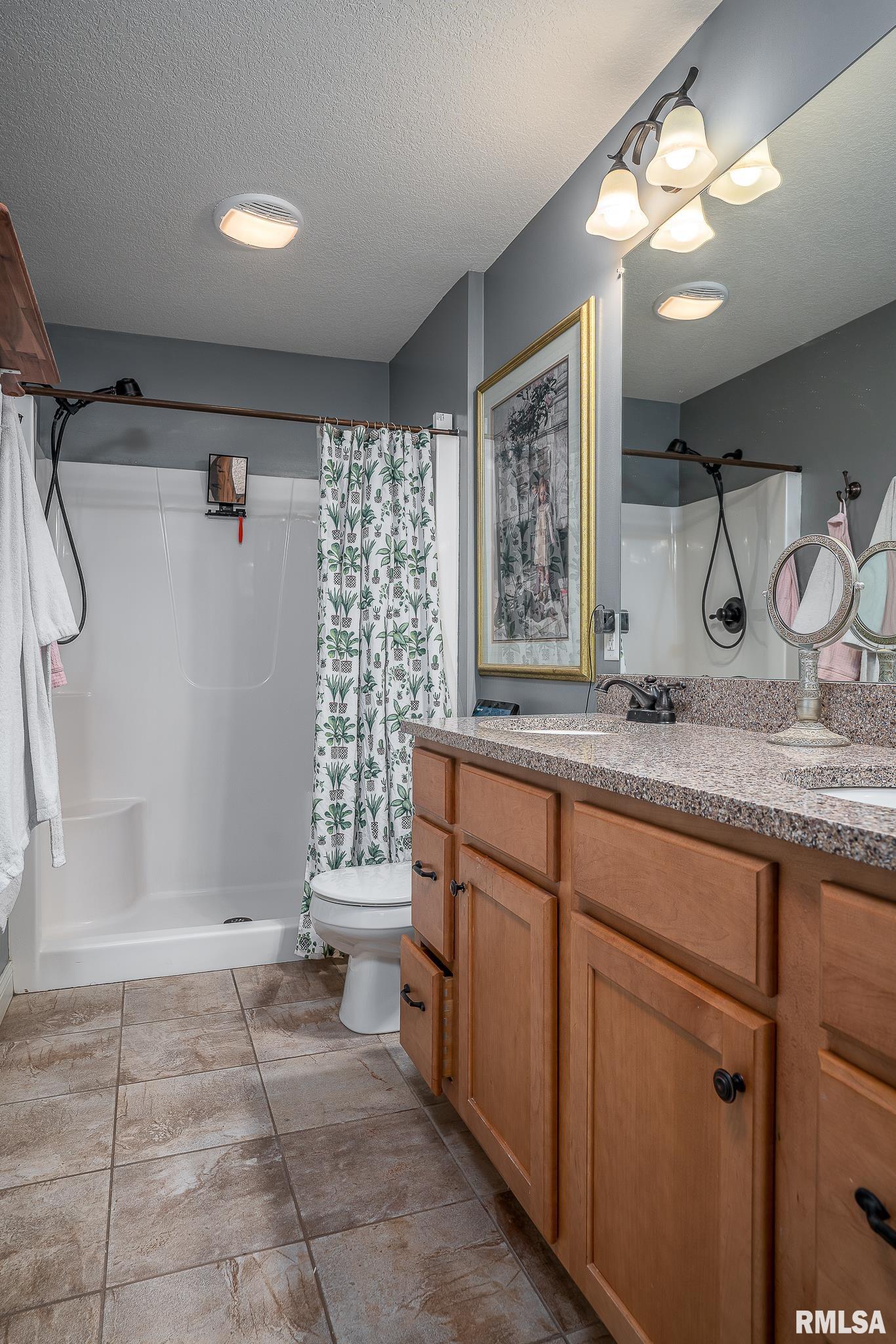 1004 Wild West Drive, Le Claire, Iowa image 14
