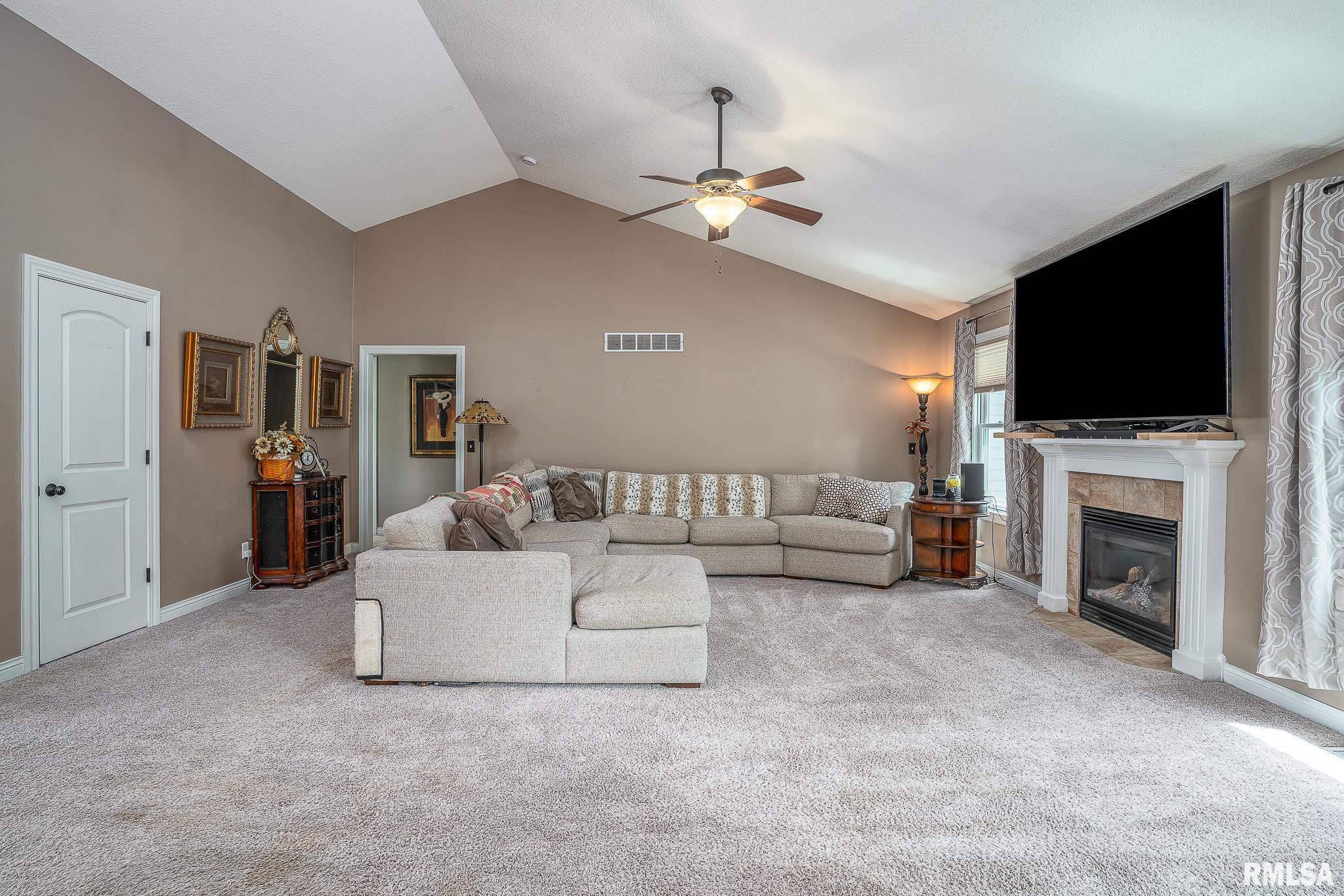 1004 Wild West Drive, Le Claire, Iowa image 6