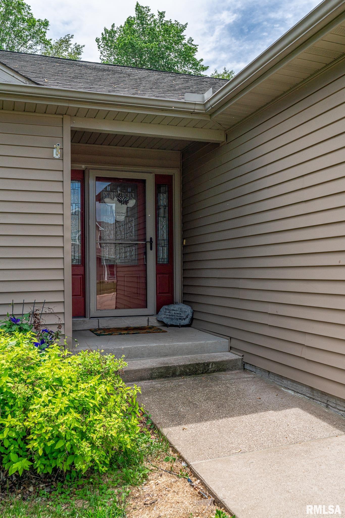 1004 Wild West Drive, Le Claire, Iowa image 3