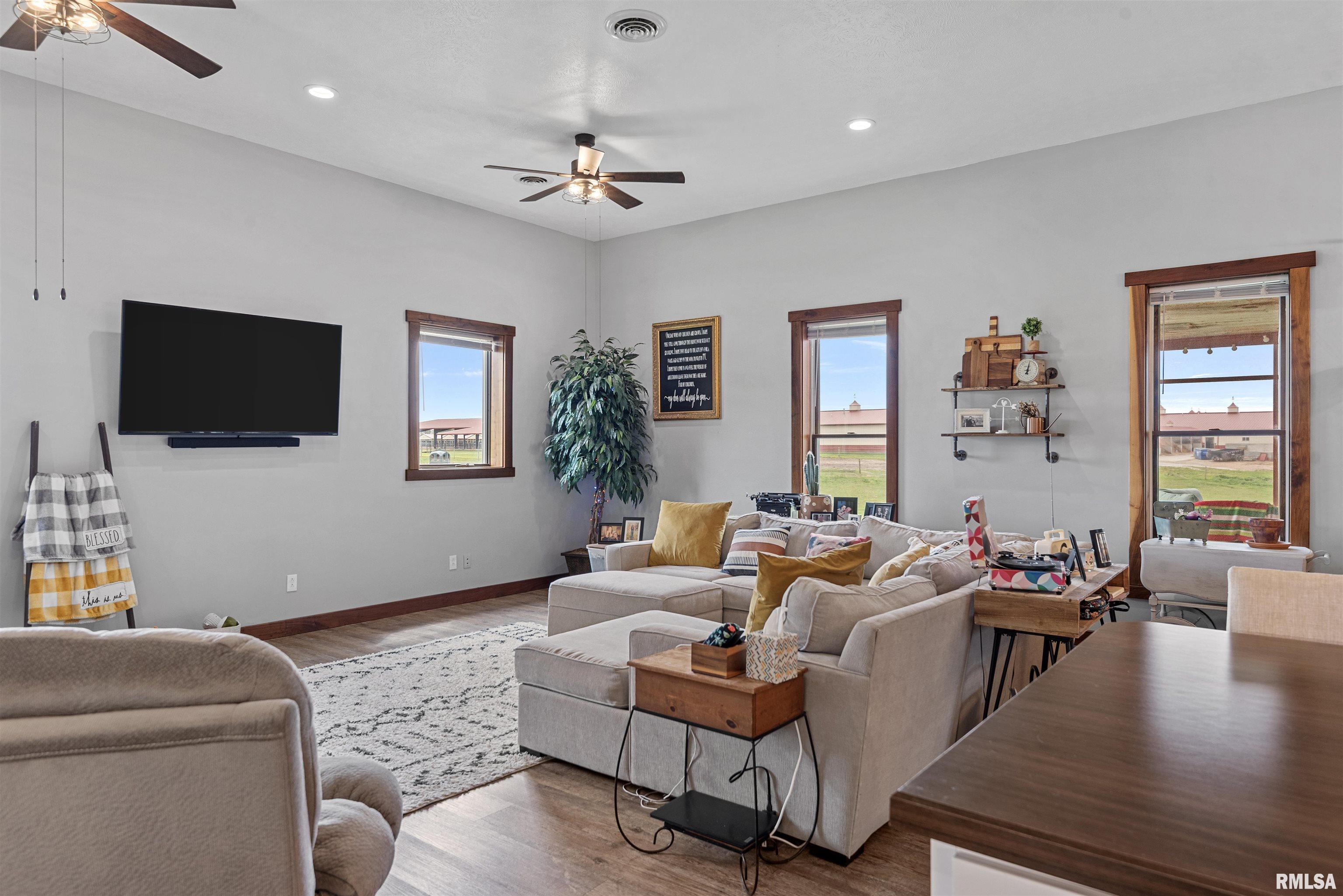 1390 Horse Farm Road, Divernon, Illinois image 33
