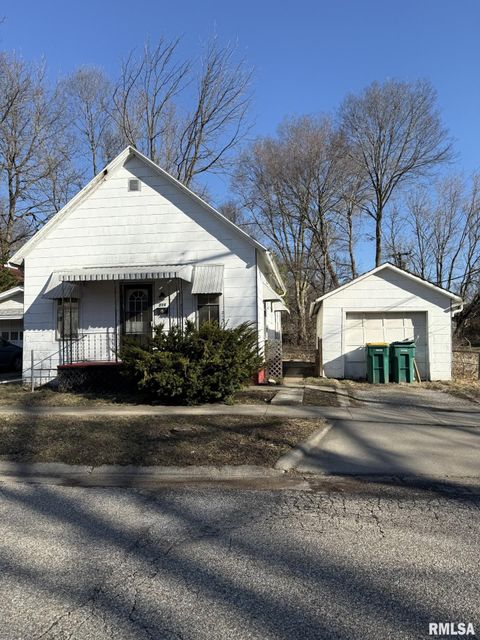 Homes For Sale - 214 E Walker Street<br/> Macomb, IL 61455